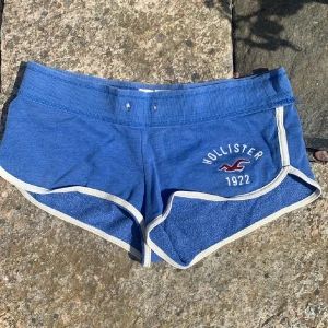 Hollister shorts - Mjukisshorts från Hollister. Dock är bandet i midjan borta men fungerar lätt att trä in ett! Super bra skick annars!
