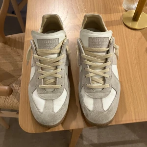 Mason Margiella gats -  Riktigt clean o snygga Mason Margiella gats i bra skick. Storlek 44.5. Lite små smutsiga i mockan men annars riktigt fint skick. Hade box o allt och köpta från care of carl men tyvärr är allt slängt då farsan inte visste att de kanske kan va bra om man vill sälja någon gång. Kom privat vid fler frågor!