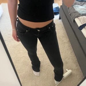 Svarta lågmidjade jeans  - Jätte fina lågmidjade från Nelly som är slut sålda! lånade bilder