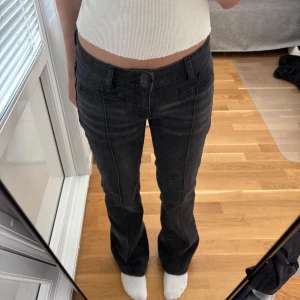 Low waist svarta bootcut jeans 💗 - Säljer ett par svarta bootcut jeans med låg midja och snygga detaljer på bakfickorna. Originellt köpta från madlady. Säljer då dem inte kommer till användning, men är sparsamt använda. Liten slitning längst ner på benet men inget som läggs märke till. Storleken är 32 i längd short. 💗