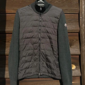 Moncler cardigan - Tja! Säljer en otroligt snygg, knappt använd Moncler cardigan. Storlek L men passar M! Hör av dig vid intresse, pris kan diskuteras vid snabb affär:) fler bilder kan ges! 