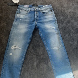 Replay ljusblå slitna jeans - Helt nya replay jeans, skriv vid fler frågor 
