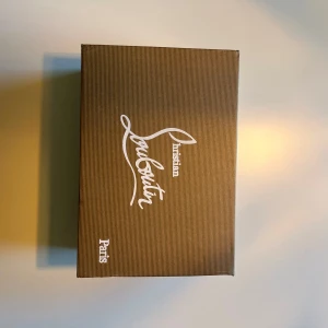 Christian Louboutin sneakers med röd sula - Ett par riktigt feta Loubs i storlek 43. Dessa passar väldigt bra nu till sommaren och är ute för ett bra pris. Anledningen till varför jag säljer dessa skor är för de passade inte min fot bra. 