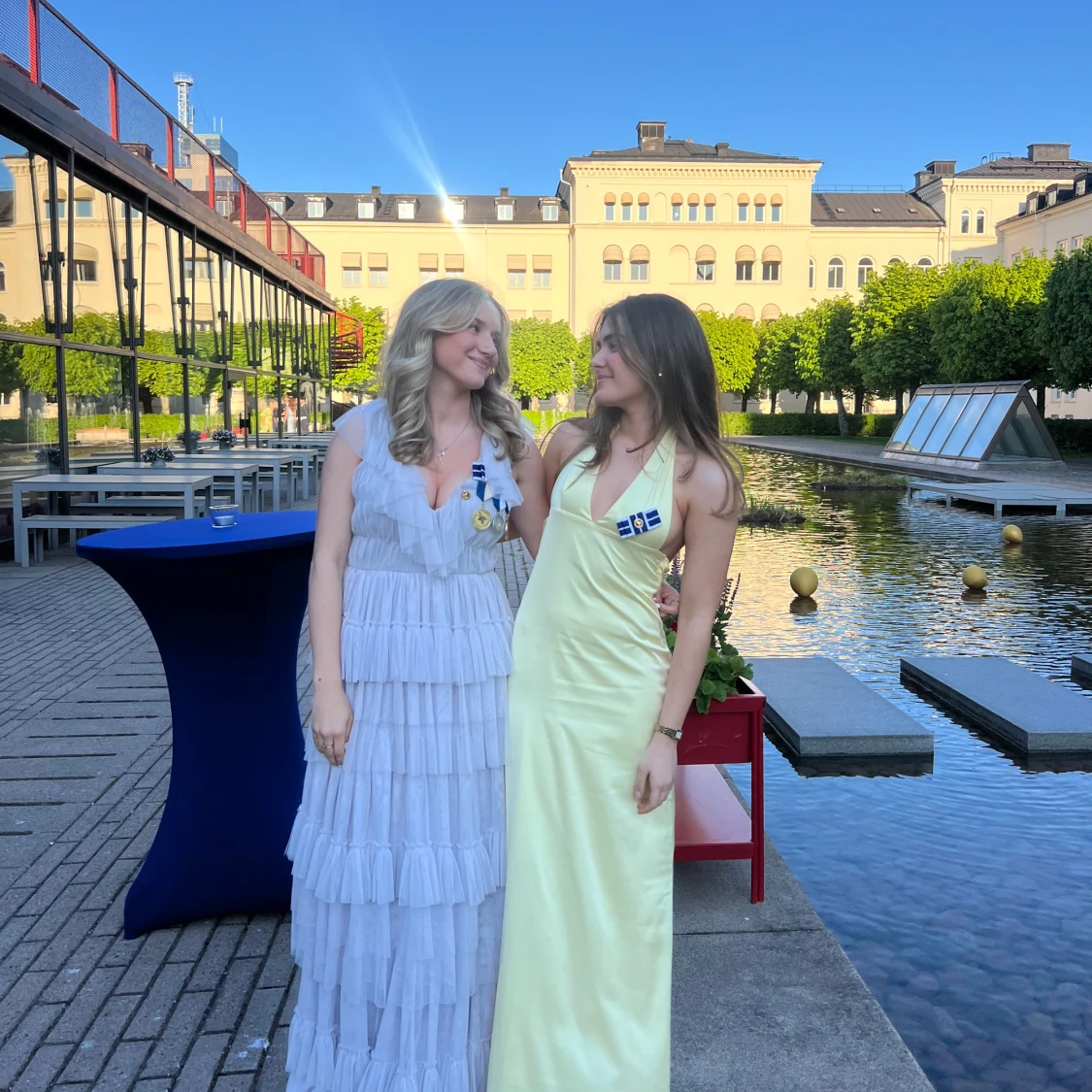 Ljuslila volangklänning med v-ringning - 1