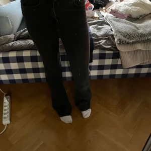 Svarta bootcut jeans och byxor - Två par svarta byxor säljes! Ena paret är klassiska svarta jeans med bootcut och normal passform, det andra är svarta stretchiga byxor med lätt utsvängda ben. Perfekta till sneakers eller boots och funkar året runt.