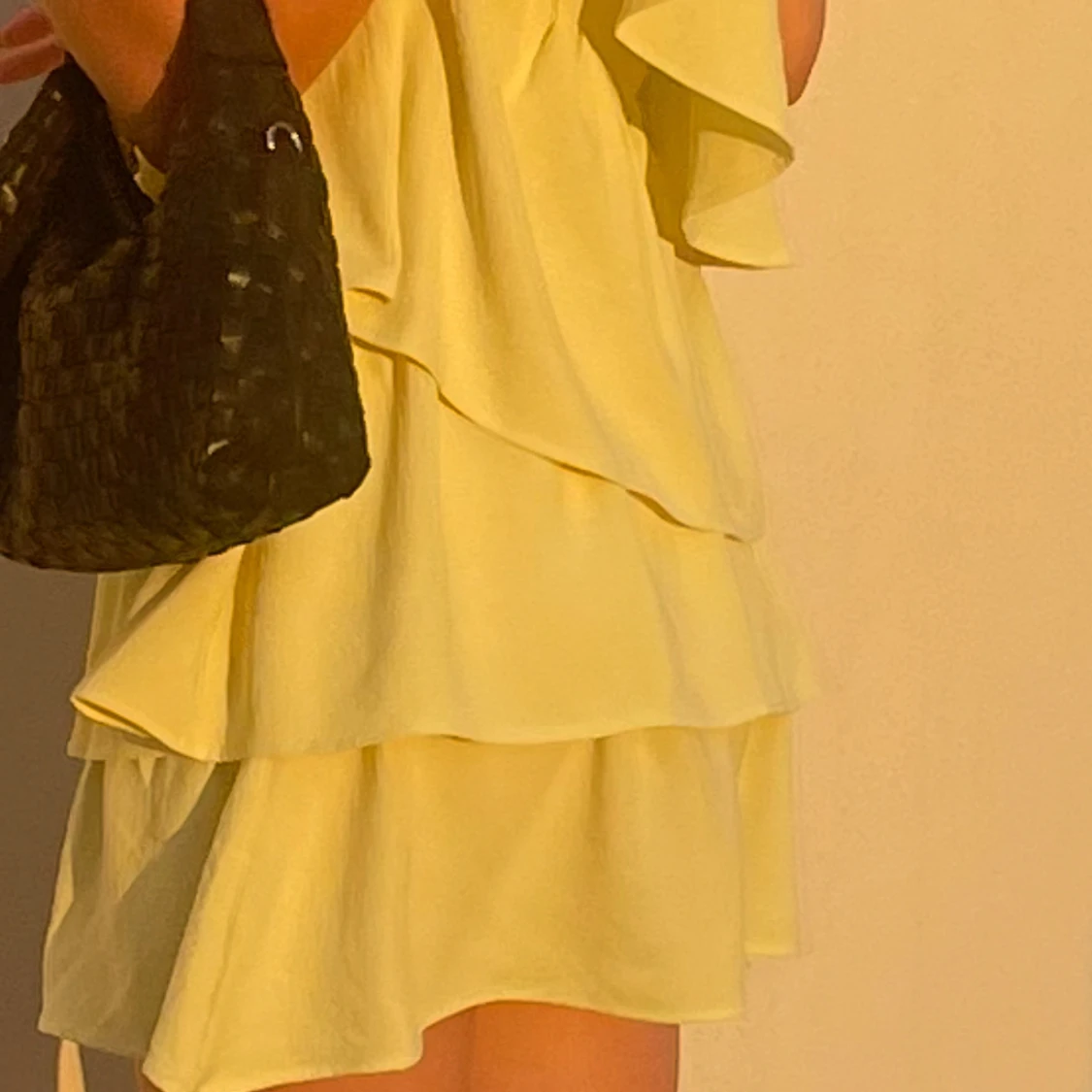 Gul miniklänning zara volang trendig populär  - 2