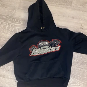 Trapstar shooters hoodie - Helt okej skick, köpt för 1200 på armarna så är den stor men den är så och den är lite kort på framsidan