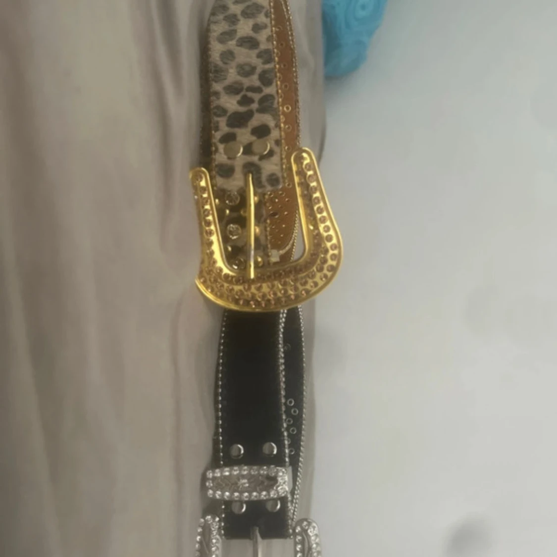 Två  bälten med nitar & leopard