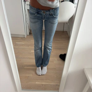 Ljusblå bootcut jeans med låg midja - Såå himla fina men tyvärr för korta för mig, storlek 27💞