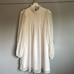 Vit prickig klänning från NLY Trend - Supersöt vit kortklänning från NLY Trend med diskret prickigt mönster, Strl 34!!❣️❣️