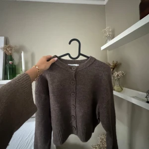 Kofta ifrån Zara🩷 - Mysig brun kofta från Zara med stora knappar framtill och ribbade muddar🩷