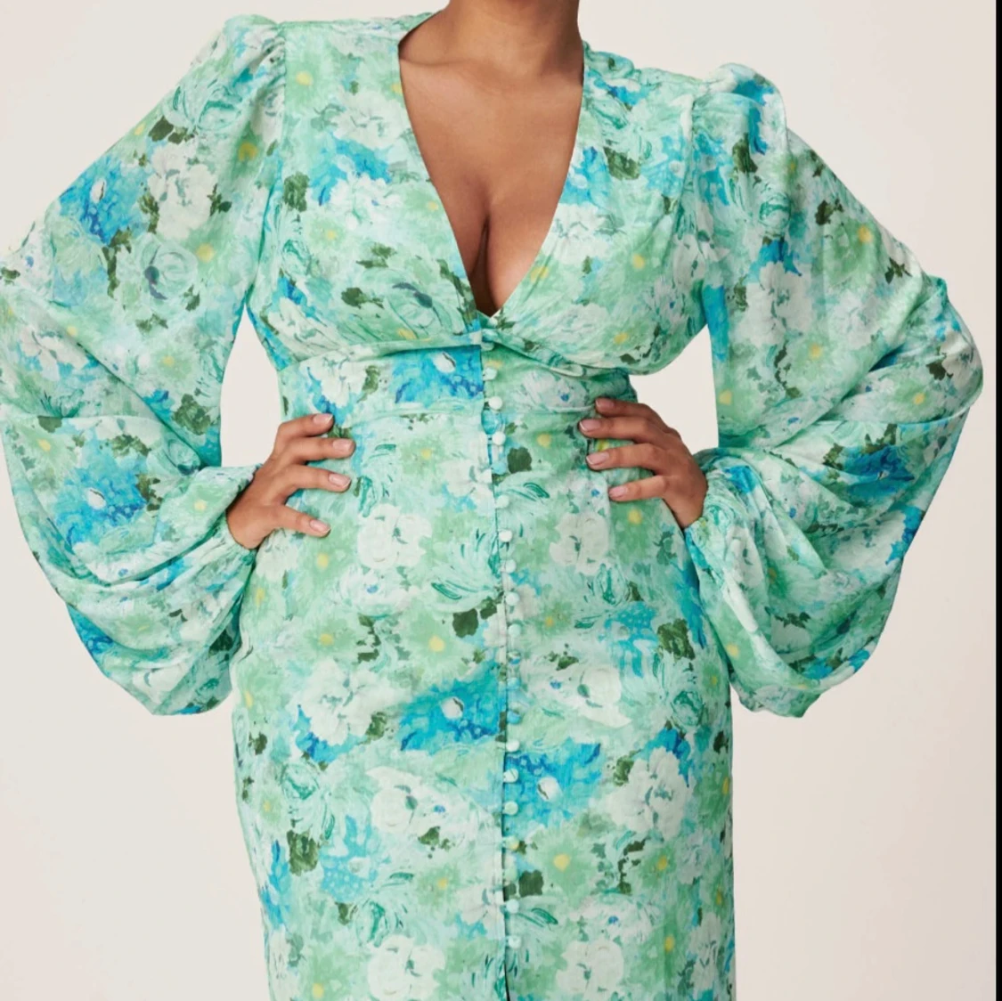 Grön blommig långklänning med slits - 1