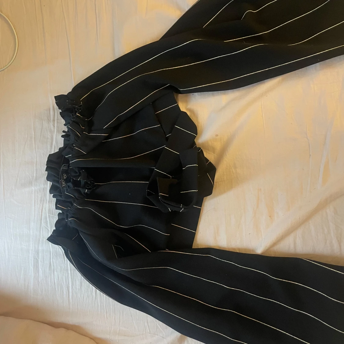 Svarta vida randiga tröja med knyt