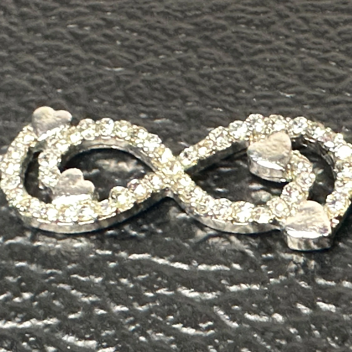 Vintagearmband med evighetssymbol i strass och hjärtan - 80-tal - Retro - Från farmors smyckesskrin - 1