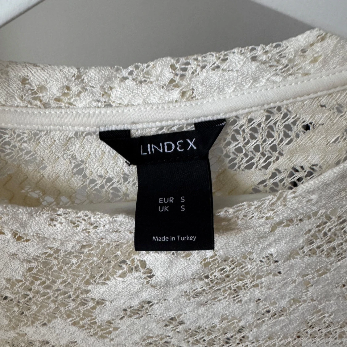 Vit spetsblus med puffärm från Lindex - 1