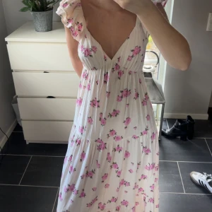 lång sommarklänning   - säljer denna fina långklänning från bikbok som är perfekt till sommaren!🥰 använd 2 gånger så i mycket bra skick!