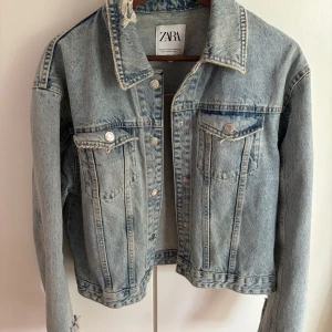 Jeansjacka - Så fin jeansjacka från zara med super coola slitna detaljer. Toppen skick! Storlek s-m