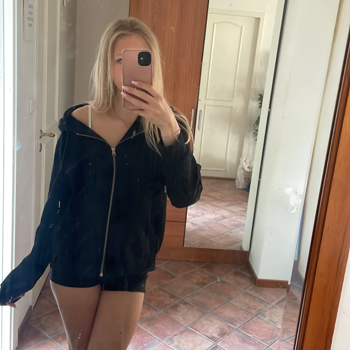 Svart zip hoodie med huva