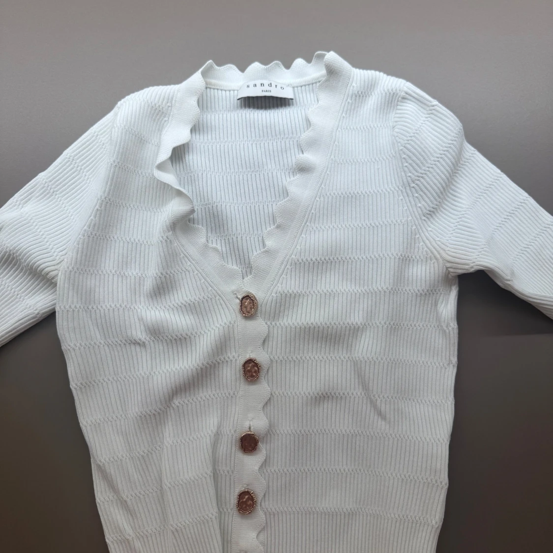 Vit topp  från Sandro Paris med volang