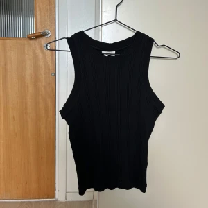 Svart ribbad linnetopp Gina Tricot - Säljer en svart ribbad linnetopp från Gina Tricot, Basically Basics-kollektionen. 