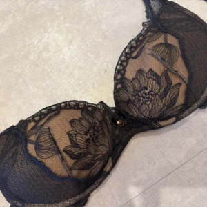 Intimissimi Gioia push up bra - Svart blommig spets-bh med mesh från Intimissimi i modellen Gioia🤍