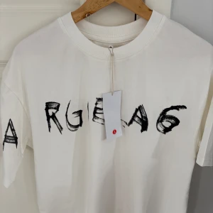 Maison Margiela t-shirt - Vit t-shirt från Maison Margiela. Helt ny, aldrig använd! Köpte fel storlek och säljer därför. Storlek 44/S