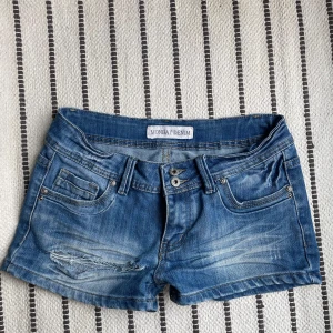 Lågmidjade jeansshorts  - Lågmidjade jeansshorts med hål storlek S