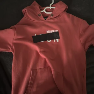 Dsq2 hoodie - Väldig fin hoodie och använd 4 ggr!