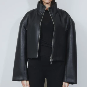 Svart skinnjacka H&M  - Svart PU skinnjacka från H&M i storlek L. Jackan är boxig och har en oversized look. Sparsamt använd, märke efter lapp på insidan av jackan, men inga tecken på användning utanpå. 