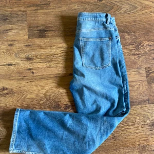 Loose fit jeans från Kappahl, mid waist - Blå jeans från Kappahl i loose fit-modell med mid waist. Klassisk femficksdesign och raka ben. Ny pris 400kr. Jeansen har Aldirg använts då dem var för stora. Priset kan diskuteras.