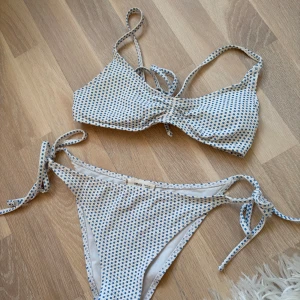 Vit och blå prickig bikini från mango  - Superfin bikini från mango i storlek XS med vitt tyg och små blå prickar! Knappt använd och i fint skick !!