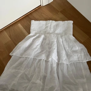 Vit topp med volanger från Gina Tricot - Pris kan diskuteras helt ny oanvänd