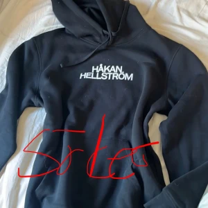 Svart Håkan Hellström hoodie Ullevi 2025 - SÖKER!!! En svart hoodie med vit Håkan Hellström-tryck. Storlek xs, s eller m. Vi kan diskutera priset, jag lägger bra bud. 