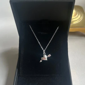 Heart halsband  - Halsbandet är aldrig använt och är 100 % rost- och nickelfritt. Kedjan är 40 cm lång men kan förlängas med ytterligare 5 cm. Hör gärna av dig om du har några frågor ☺️ 