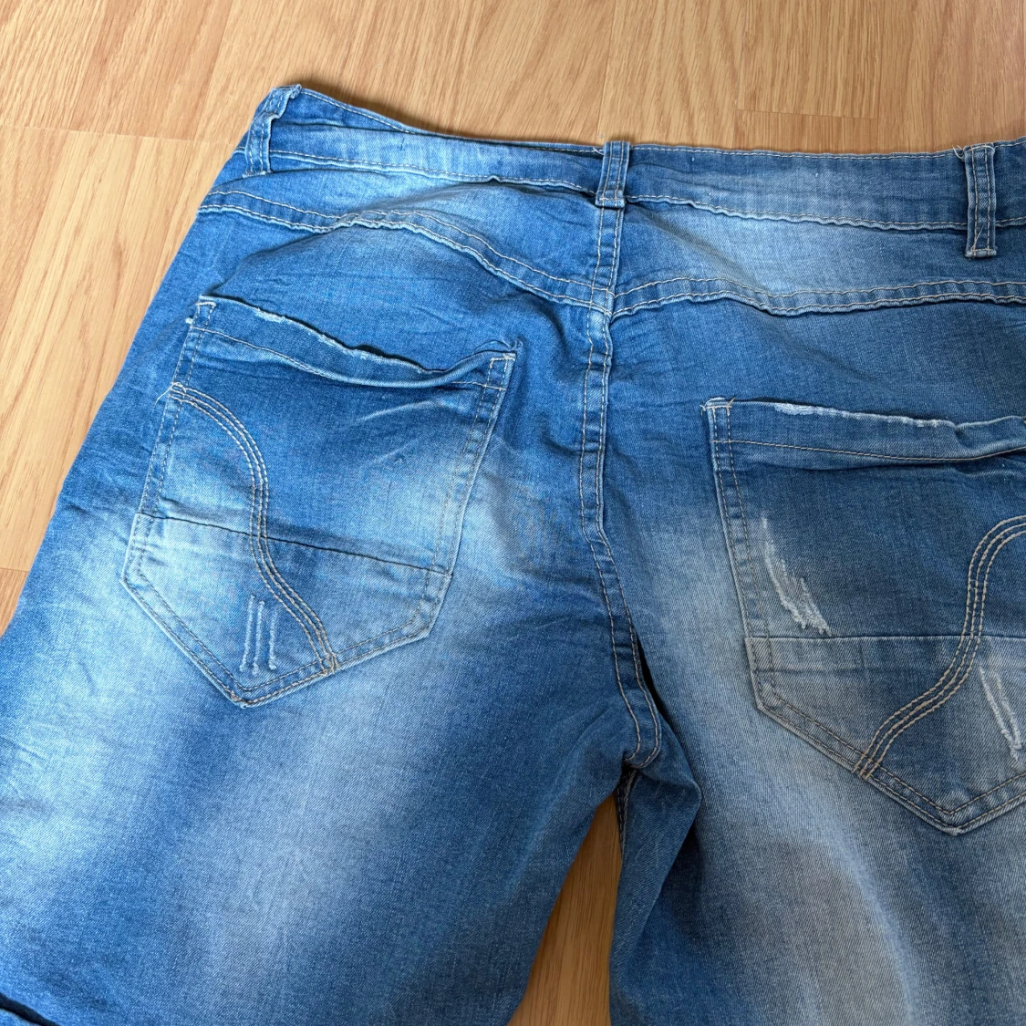 Blå jeans med slitningar och stjärndetalj - 2