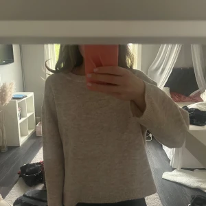 Beige stickad tröja  - Fläcken har varit där sen jag köpte den och går ej bort. Aldrig använd.  