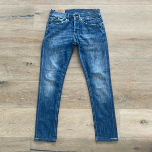 Dondup George jeans - Säljer dessa riktigt snygga dondup George jeans som är i mycket bra skick, storlek W30 och längden är 95 cm modell skinnet fit, hör gärna av dig vid frågor!
