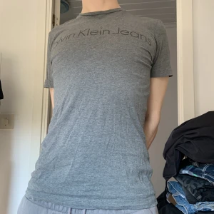 Calvin Klein t-shirt - Bra skick, skönt material med storlek S. Skriv om ni har frågor.