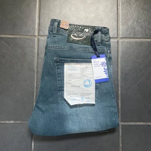 Jacob Cohen LIMITED EDITION (nya med tags) - Jacob Cohën jeans!!! Säljer dessa supersnygga ‼️Limiterade‼️ Jacob Cohen jeans med en unik färg och otrolig design🌟| Jeansen är i storlek W33 | och modelen är *bard* | Jeansen är i 10/10 skick—alltså helt nya🤩| Nypris - 5000kr+ | men här endast 1899kr✨| priset kan diskuteras vid snabb affär!!💸| för fler bilder eller frågor så är det bara att kontakta mig📩 |  OBS - Kan gå ner i pris!!🚨