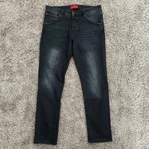 Jack & Jones Jeans - Riktigt snygga och trendiga mörkblåa Jack & Jones Slim Glenn jeans i mycket fint skick. Storlek: W32/L34 (Passar Mer W31/L32). Modellen är runt 180cm! Skriv vid frågor!✅