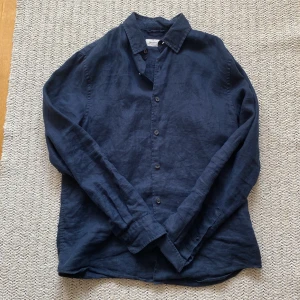 Linneskjorta - Blå linneskjorta-storlek S, använd 2 gånger, nypris:800kr, lägg bud eller köp direkt!!!