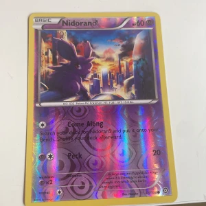 Nidoran♂ - Coolt Pokémonkort med Nidoran♂ i holografisk design! Perfekt för samlare och fans av Pokémon. Kortet har snyggt motiv och är en grym detalj i din samling eller för att spela med vänner.