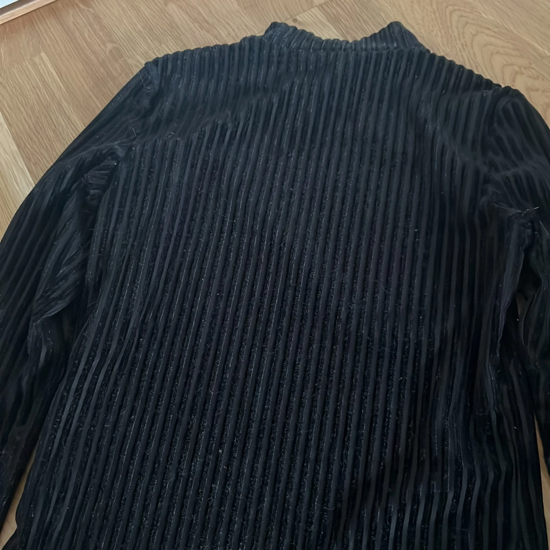 Svart ribbad topp från Monki - 1