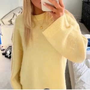 Stickad tröja - Säljer denna fina tröja från Gina tricot💛 lånade bilder!!
