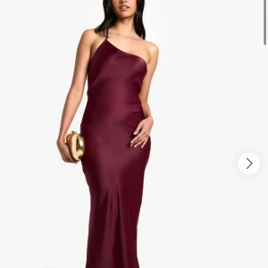 vinröd balklänning - superfin vinröd långklänning i satin💓aldrig använd, endast provad så helt ny!! skriv vid frågor, vill bli av med så pris kan diskuteras💞