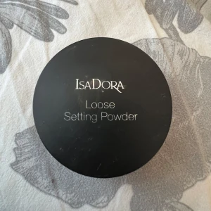 IsaDora Loose Setting Powder Deep - IsaDora Loose Setting Powder i nyansen 07 Deep. Ett löspuder med silkeslen känsla som fixerar sminket och ger en matt finish. Perfekt för att sätta foundation och kontrollera glans. Testad endast! (Pris förslag går bra annars)