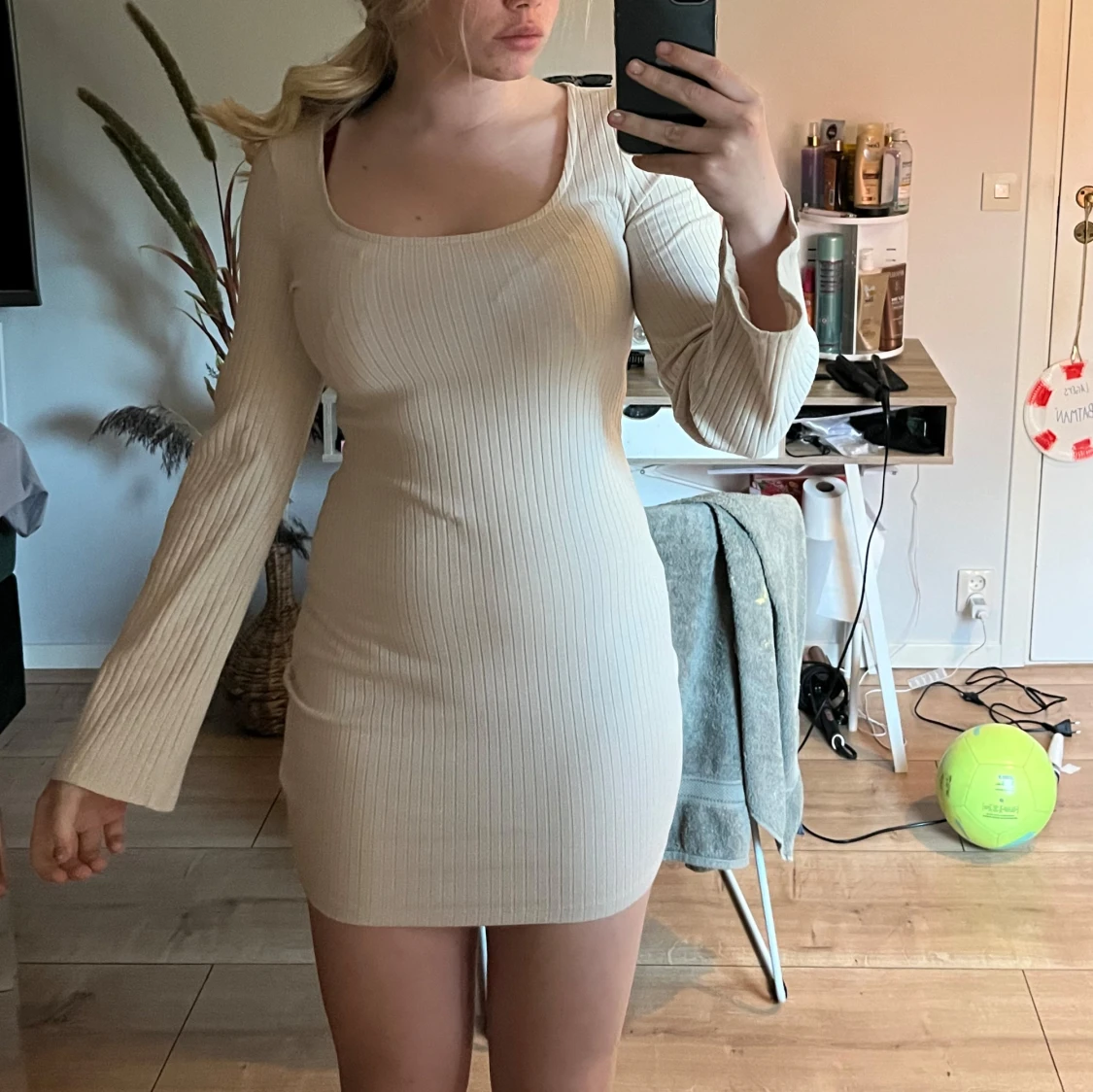 Beige ribbad kortklänning