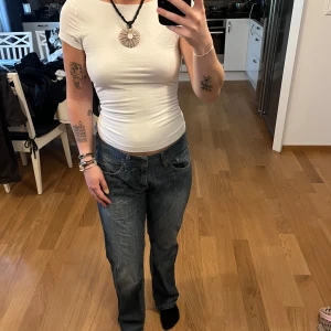 Levis 514 blå jeans slim straight - Säljer ett par klassiska Levis 514 jeans i blå denim. De har en loose fit med raka ben och normal midja. Jeansen har fem fickor, Levis-patch bak och den ikoniska röda Levis-taggen vid bakfickan. Storlek 32 x30