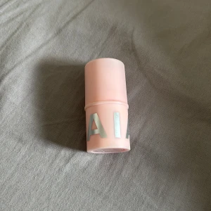 Caia Cosmetics Blush Stick Sweet Swirl - Krämrouge i stickformat från Caia Cosmetics i färgen Sweet Swirl. Kommer i en ljusrosa plastförpackning med silvriga bokstäver. Rougen har en härlig rosa ton som ger kinderna ett fräscht glow och är enkel att applicera direkt på huden.