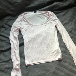Ljusrosa långärmad topp Gina Tricot - Supersöt ljusrosa långärmad topp från Gina Tricot. Tunn och mjuk i materialet. Använd 1 gång, köpte fel storlek. Lite liten i storleken 